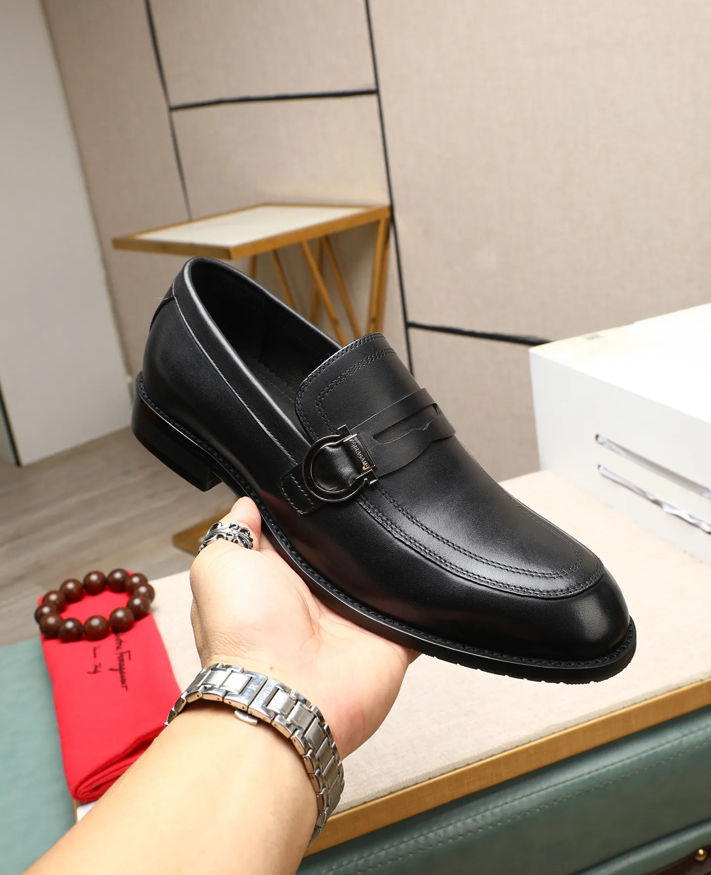 Men's shoes 💰560 📛📛(water-dyed cow lining) Salvatore Ferragamo high-end (Salvatore Ferragamo) is the world's top luxury footwear brand. It comes from the fashion kingdom of Italy. It is famous all over the world for its traditional handmade design and novel styles... 🚶🏻🚶🏻New suit shoes are available simultaneously at the counter. This model is made of pure handmade imported Italian calfskin fabric ➕soft water-dyed cowhide lining Original authentic outsole🌀🌀Size: 38➖44 (45 46 customized)